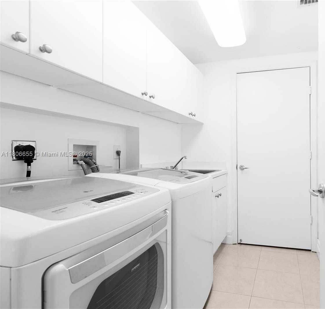 Small Image of 21200 POINT PL #1802, Aventura Number 22