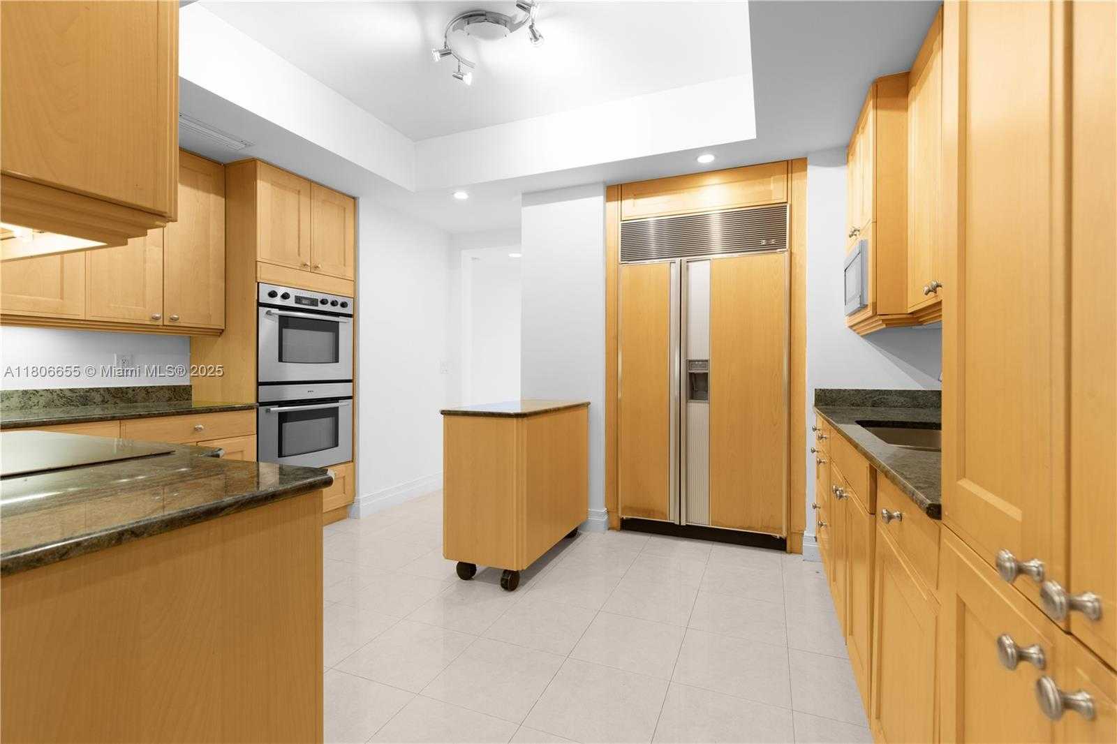 Small Image of 21200 POINT PL #1802, Aventura Number 23
