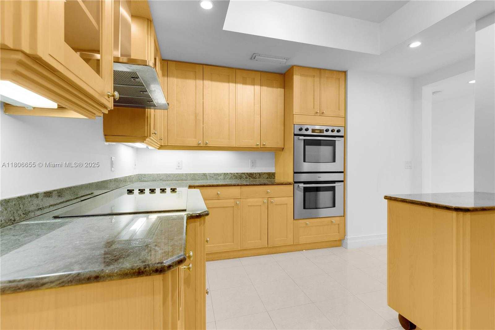 Small Image of 21200 POINT PL #1802, Aventura Number 24