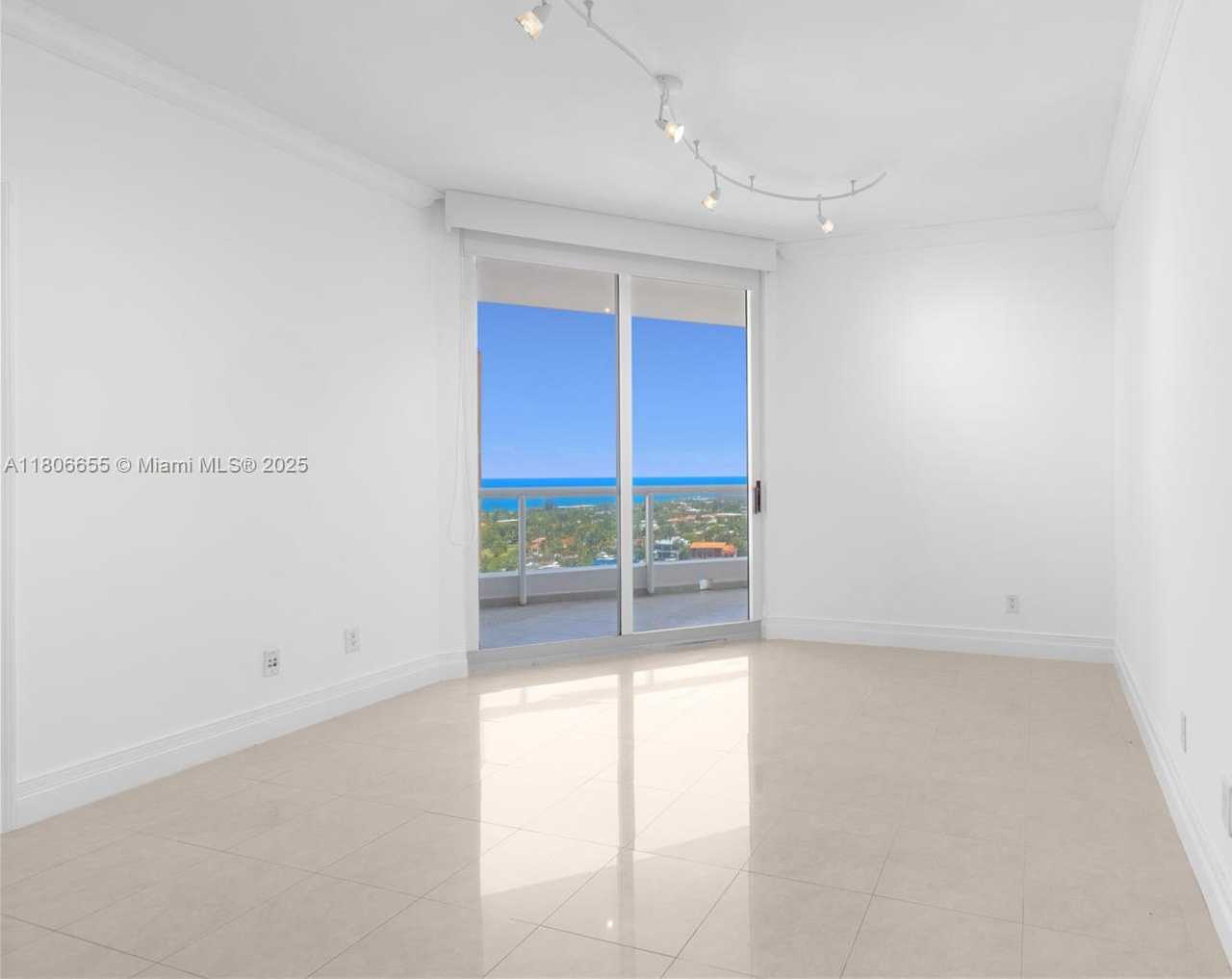 Small Image of 21200 POINT PL #1802, Aventura Number 25