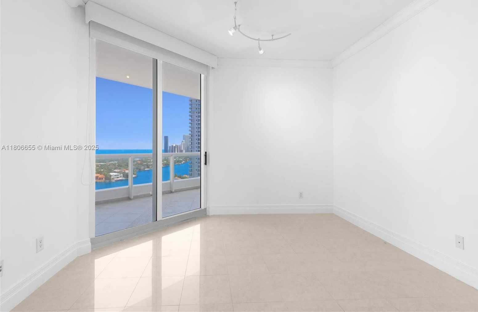 Small Image of 21200 POINT PL #1802, Aventura Number 27