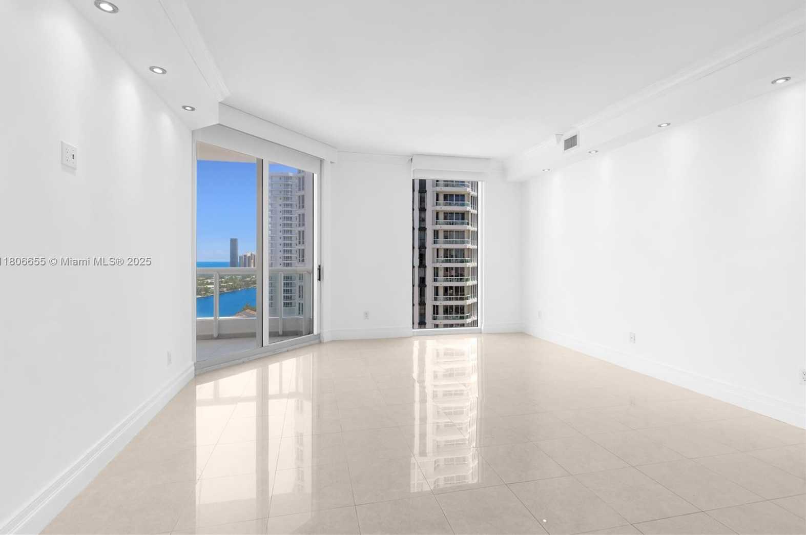 Small Image of 21200 POINT PL #1802, Aventura Number 31