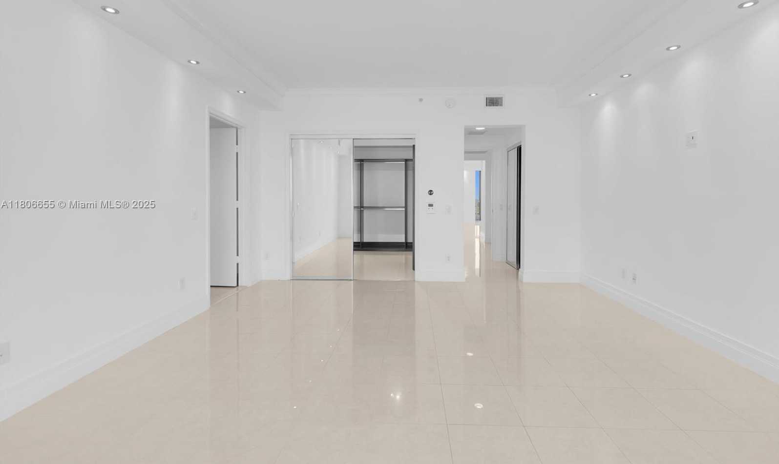 Small Image of 21200 POINT PL #1802, Aventura Number 36