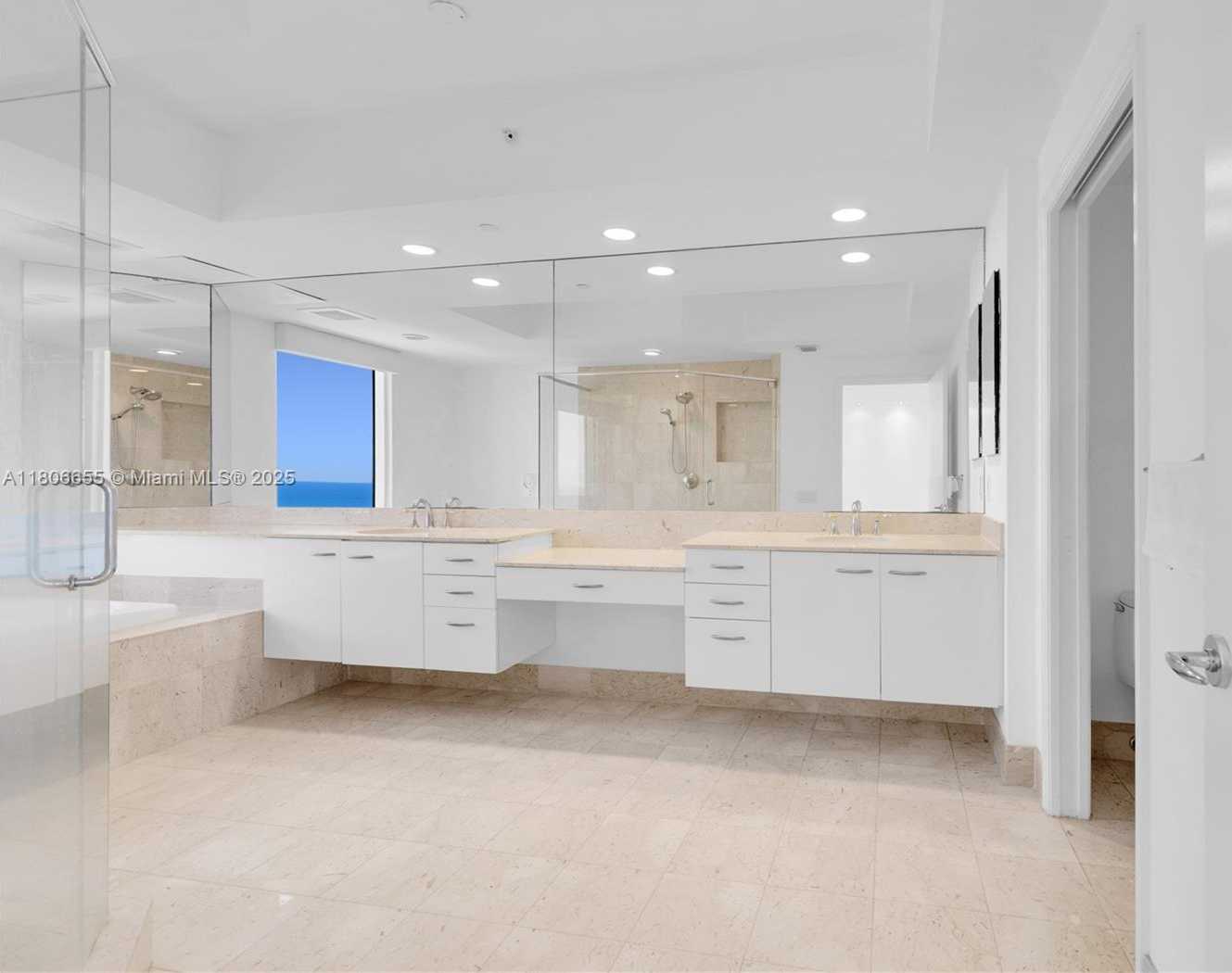 Small Image of 21200 POINT PL #1802, Aventura Number 37