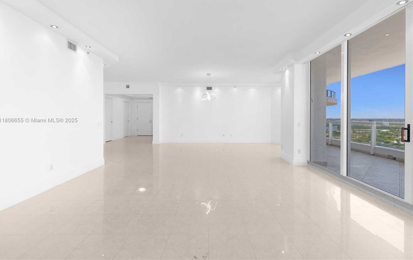 Small Image of 21200 POINT PL #1802, Aventura Number 8