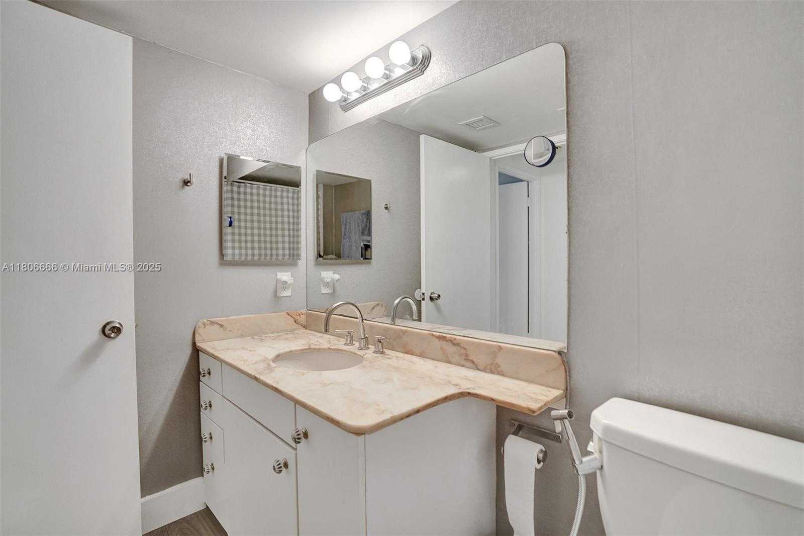 Small Image of 161 CRANDON BLVD #325, Key Biscayne Number 24