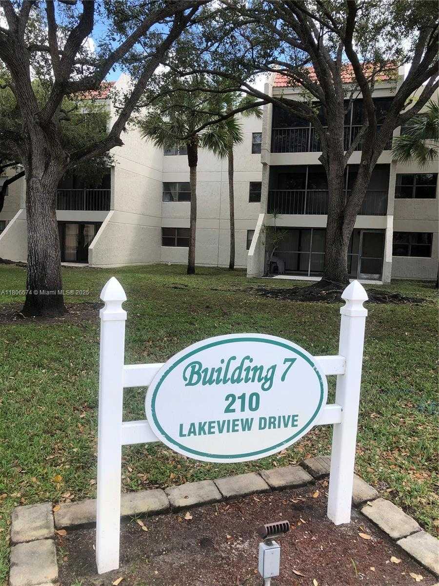 Small Image of 210 LAKEVIEW DR #207, Weston Number 2
