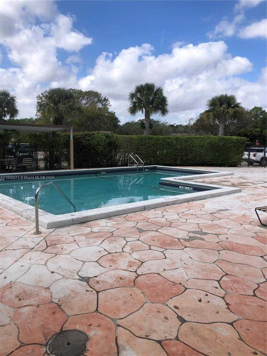 Small Image of 210 LAKEVIEW DR #207, Weston Number 3