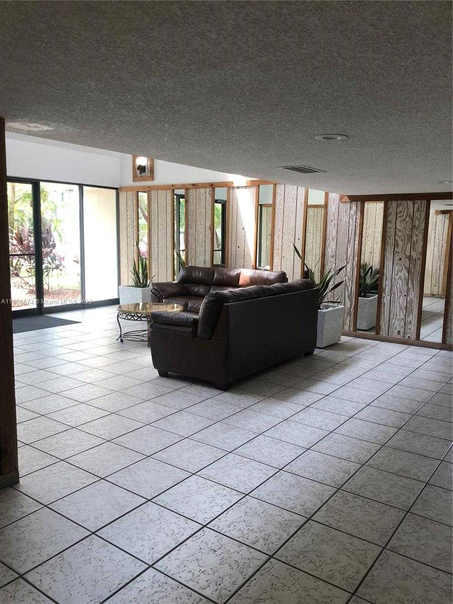 Small Image of 210 LAKEVIEW DR #207, Weston Number 4