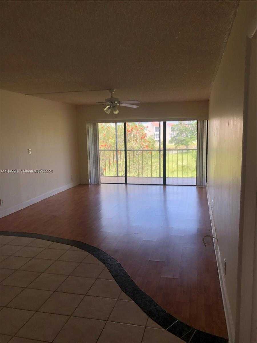 Small Image of 210 LAKEVIEW DR #207, Weston Number 7