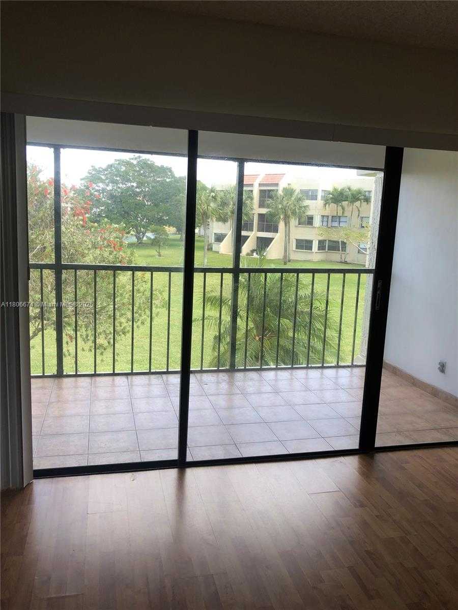 Small Image of 210 LAKEVIEW DR #207, Weston Number 8