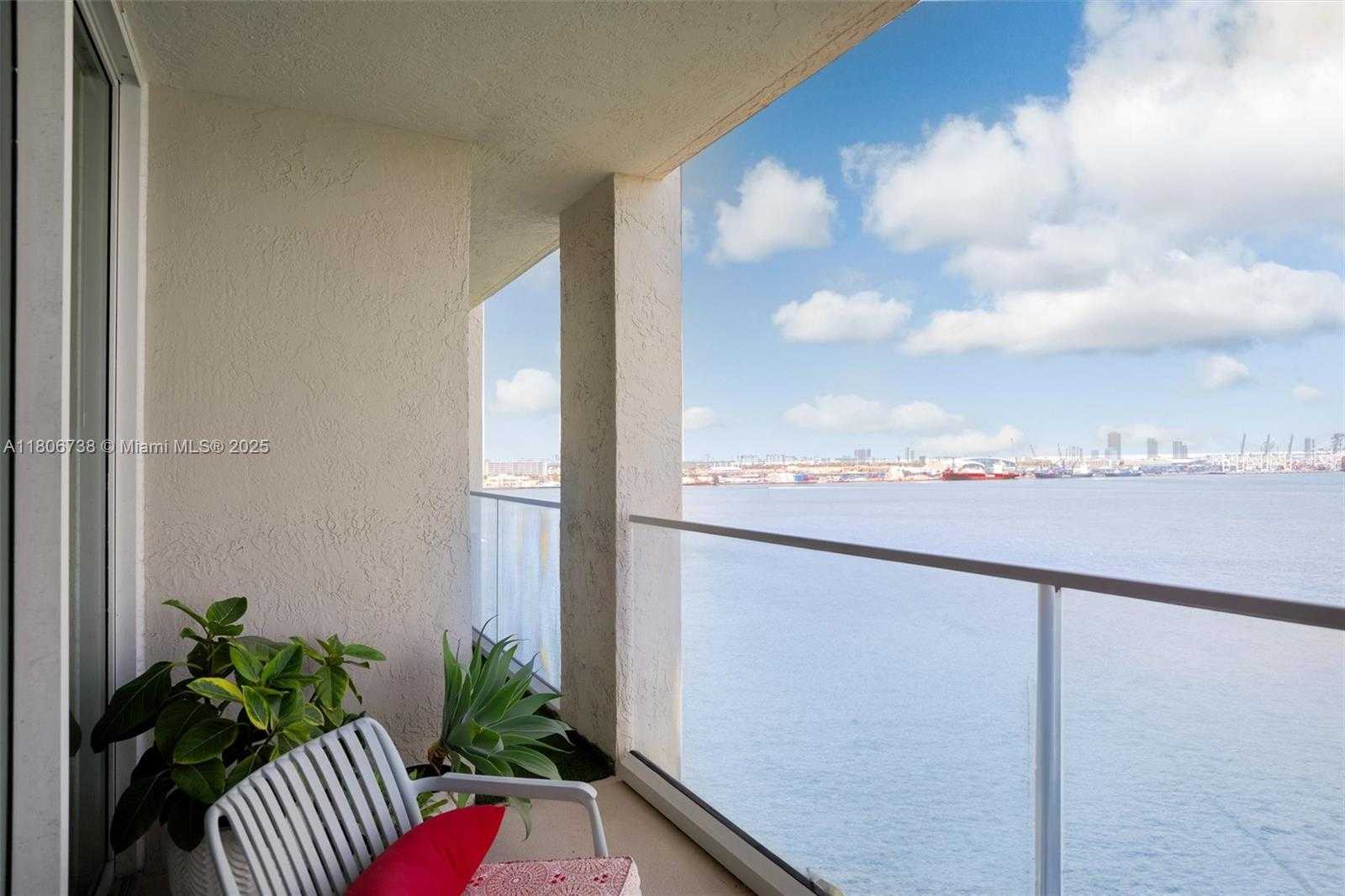 Small Image of 800 CLAUGHTON ISLAND DR #1504, Miami Number 11