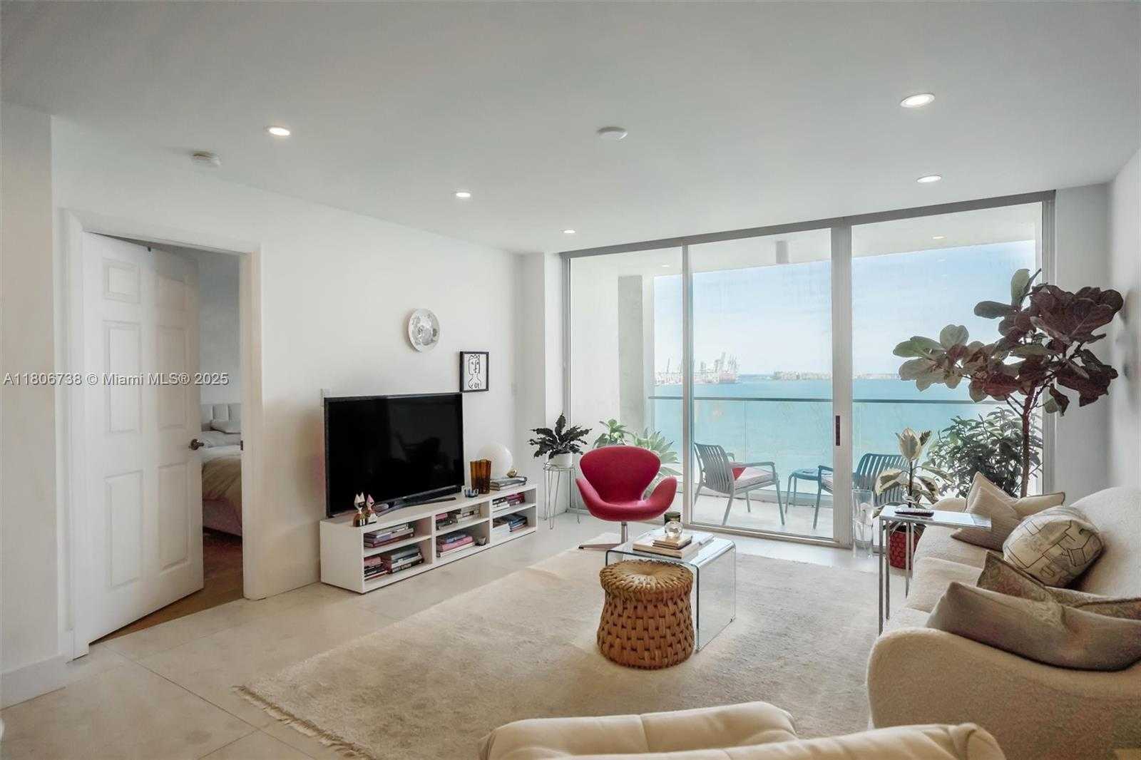 Small Image of 800 CLAUGHTON ISLAND DR #1504, Miami Number 3