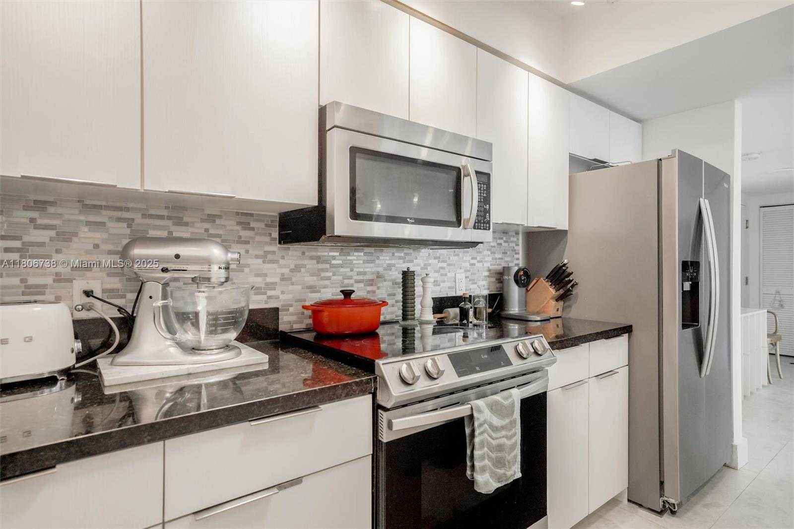 Small Image of 800 CLAUGHTON ISLAND DR #1504, Miami Number 6