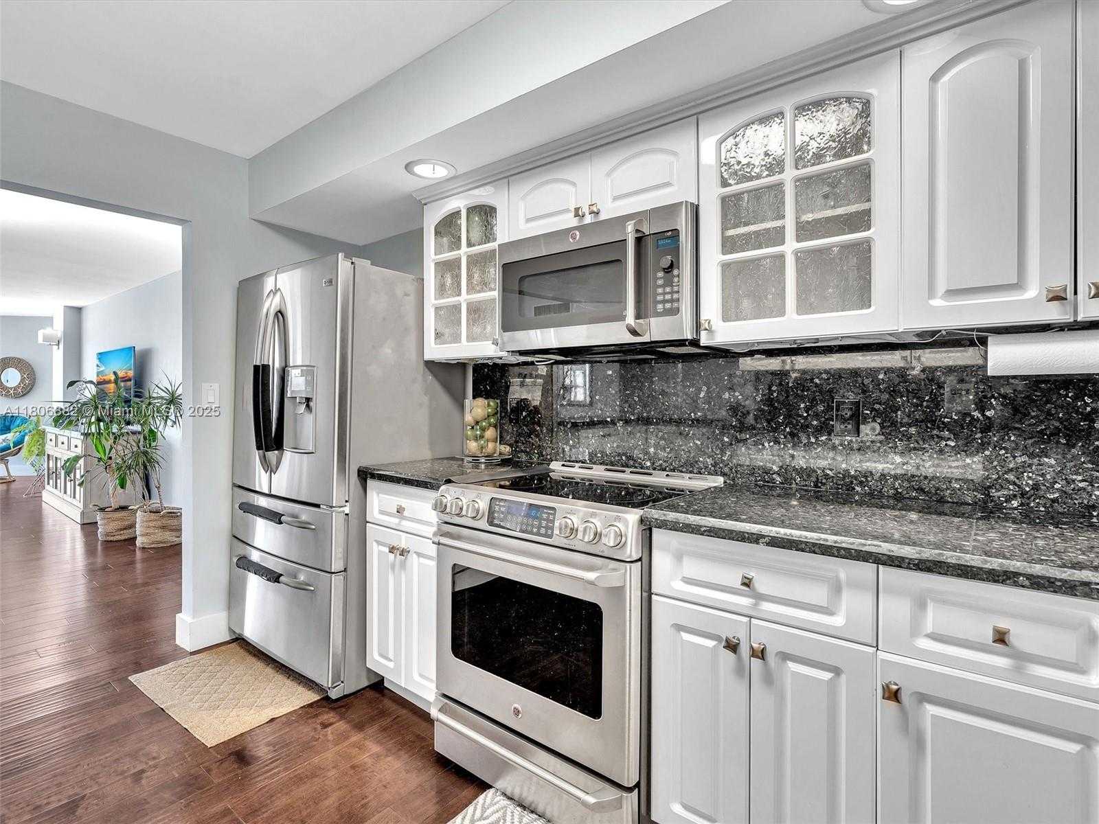 Small Image of 6423 #409, Miami Beach Number 10