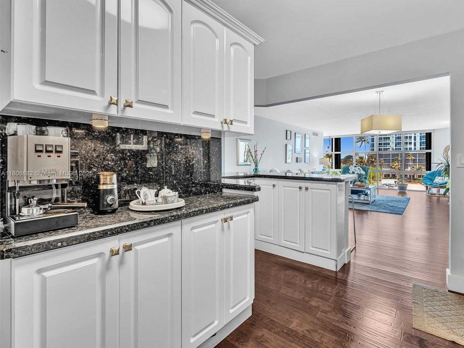 Small Image of 6423 #409, Miami Beach Number 12
