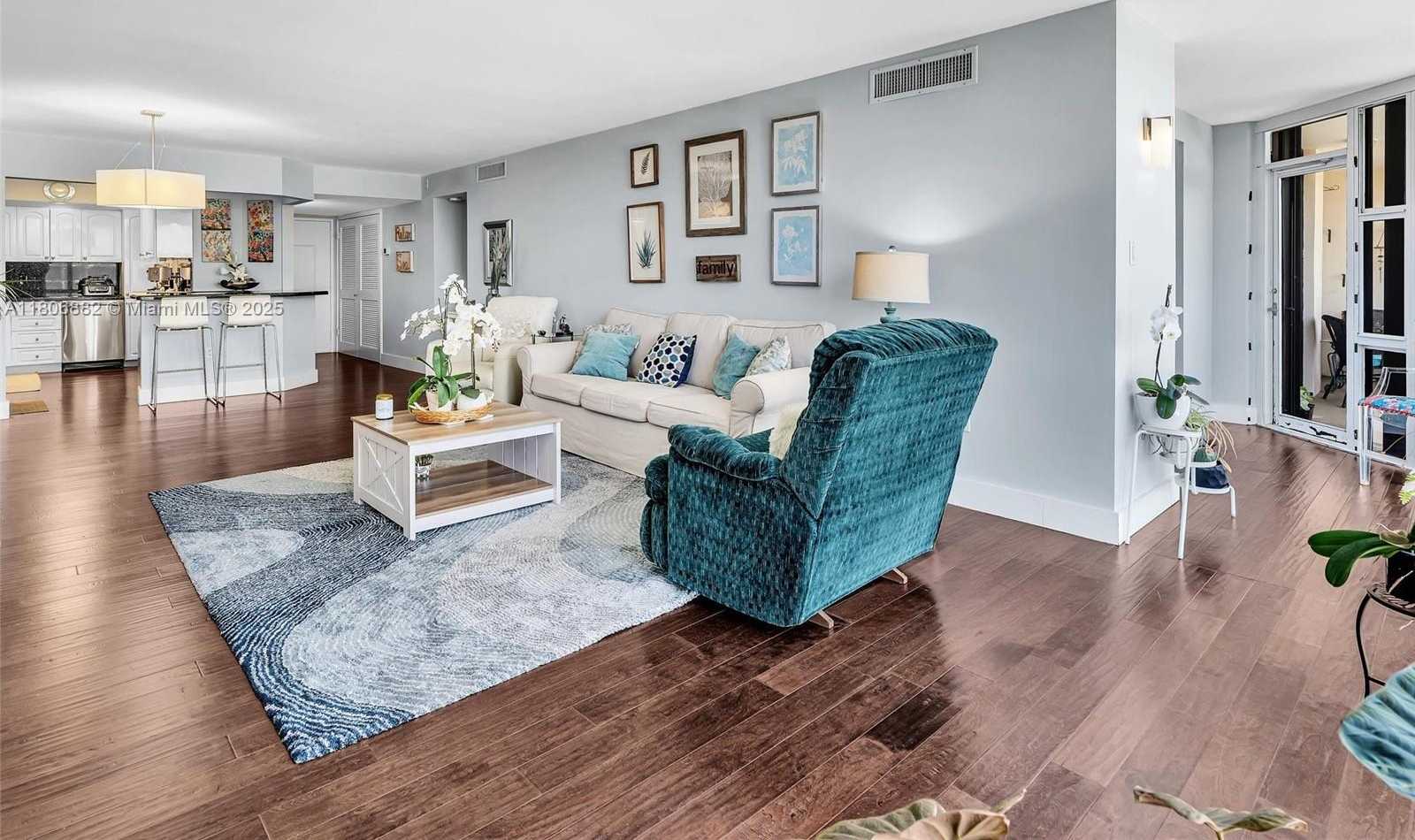 Small Image of 6423 #409, Miami Beach Number 17