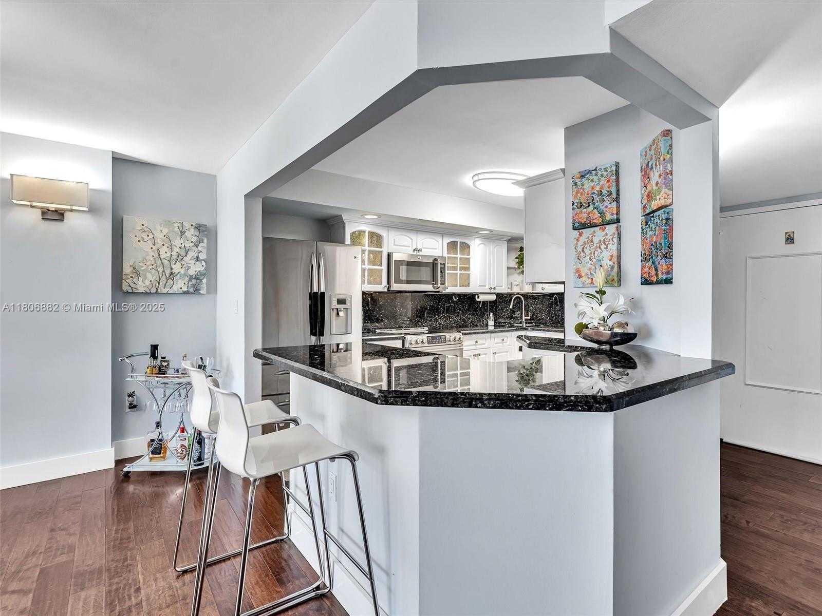 Small Image of 6423 #409, Miami Beach Number 5