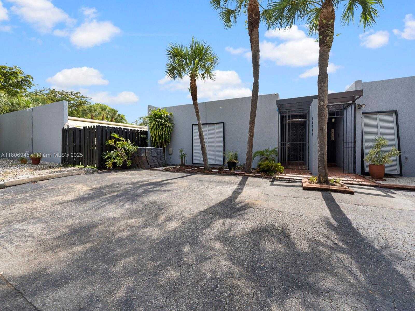 Small Image of 16380 BRIAR PATCH PL, Miami Lakes Number 2