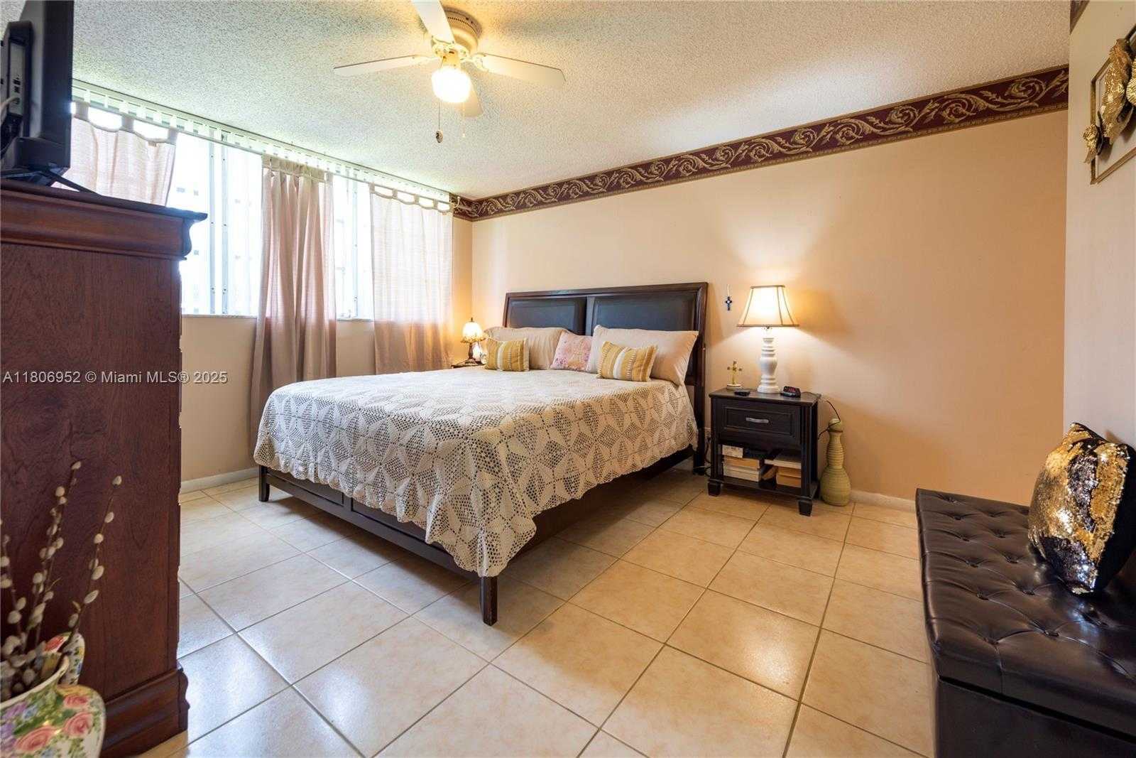 Small Image of 9823 SOUTH HOLLYBROOK LAKE DR #105, Pembroke Pines Number 15