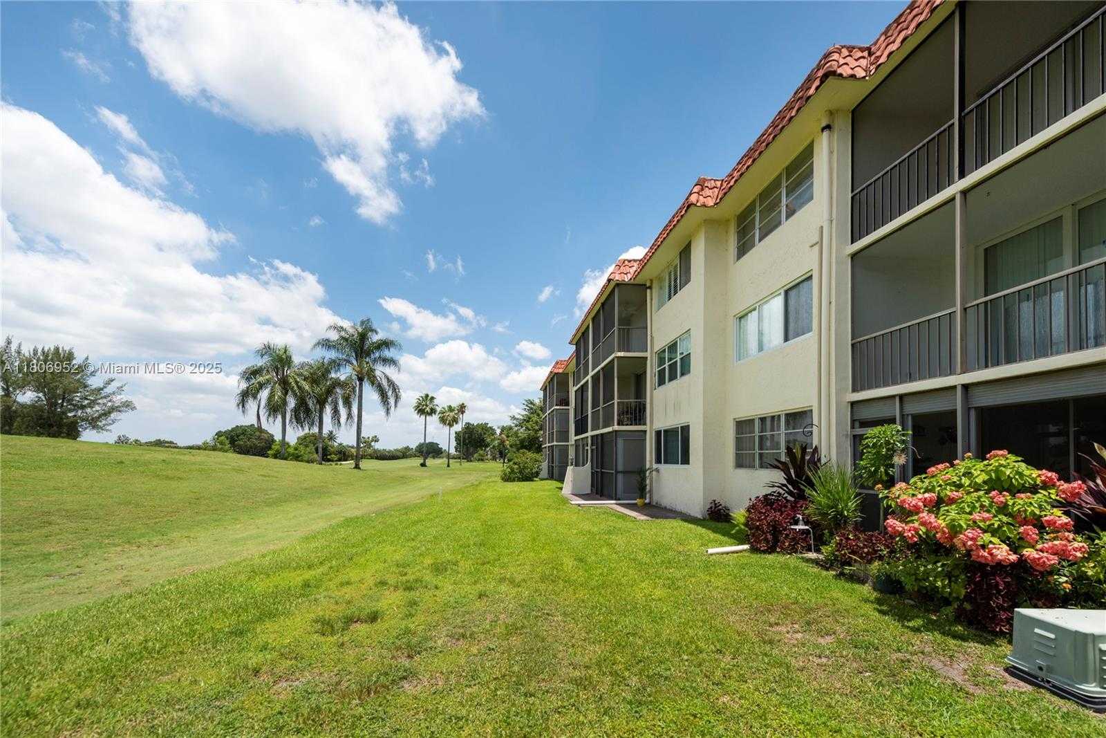 Small Image of 9823 SOUTH HOLLYBROOK LAKE DR #105, Pembroke Pines Number 23