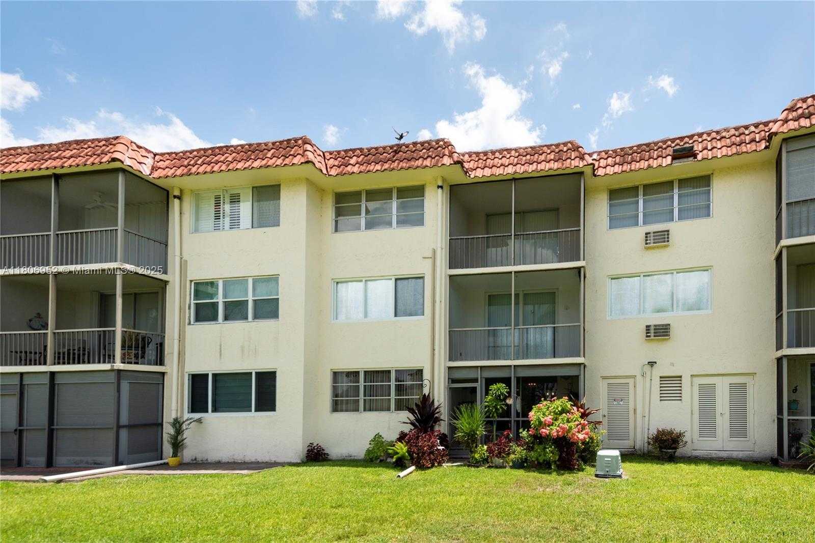 Small Image of 9823 SOUTH HOLLYBROOK LAKE DR #105, Pembroke Pines Number 24
