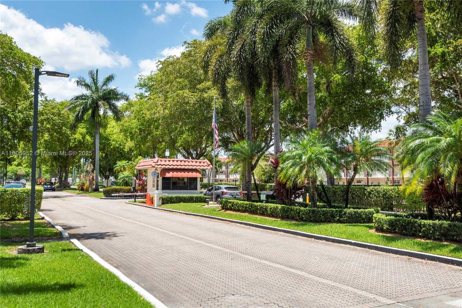 Small Image of 9823 SOUTH HOLLYBROOK LAKE DR #105, Pembroke Pines Number 26