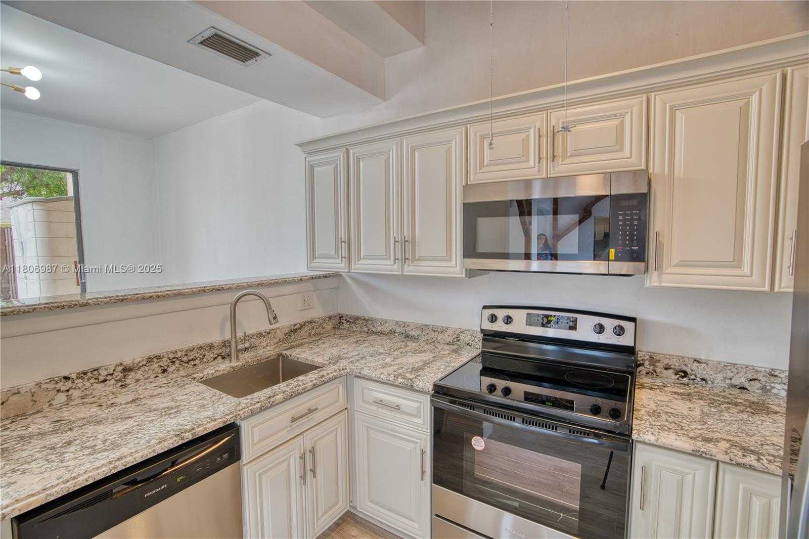 Small Image of 8015 SOUTH WEST 21ST CT, Davie Number 7