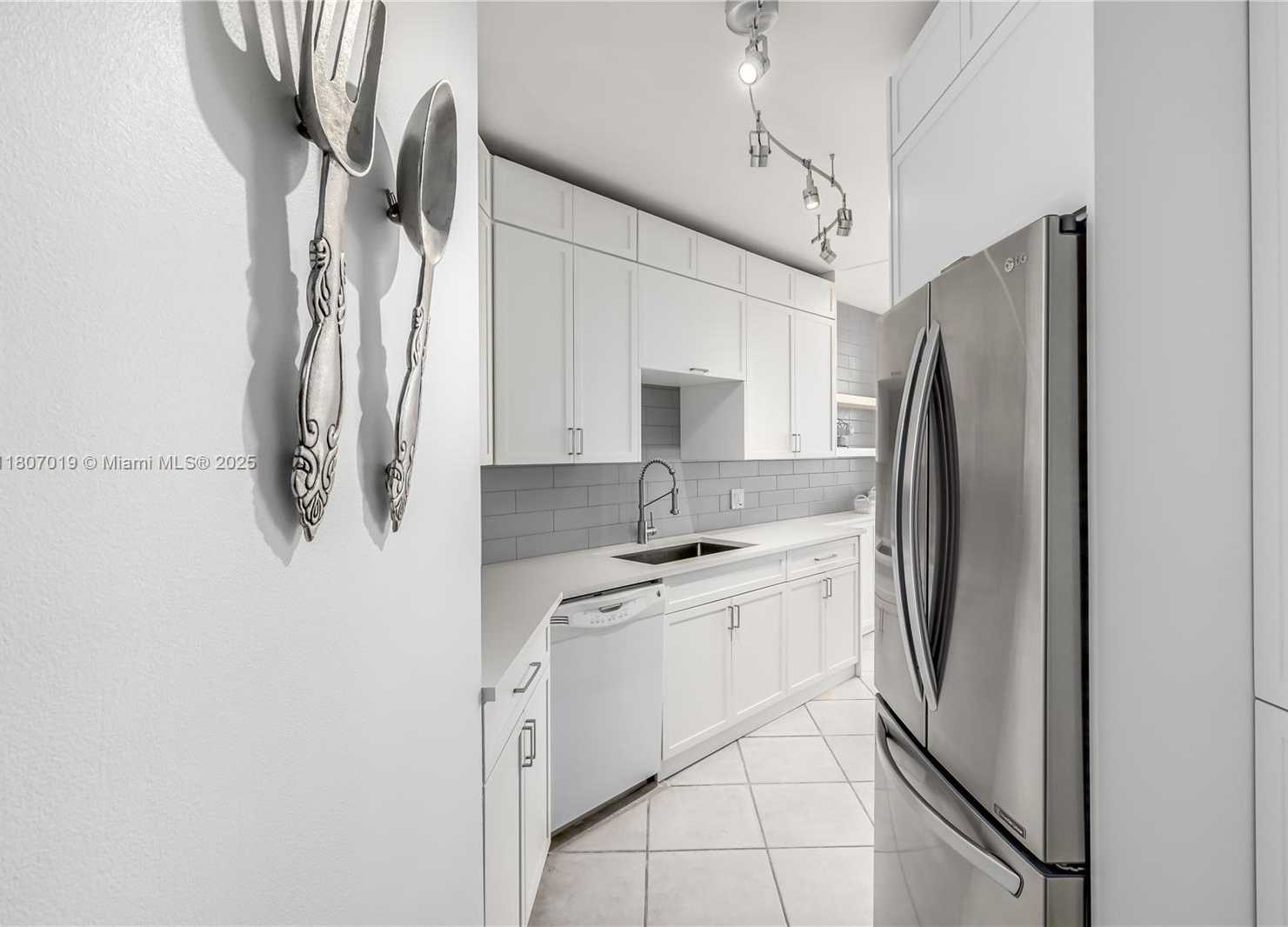 Small Image of 3610 YACHT CLUB DR #1005, Aventura Number 9