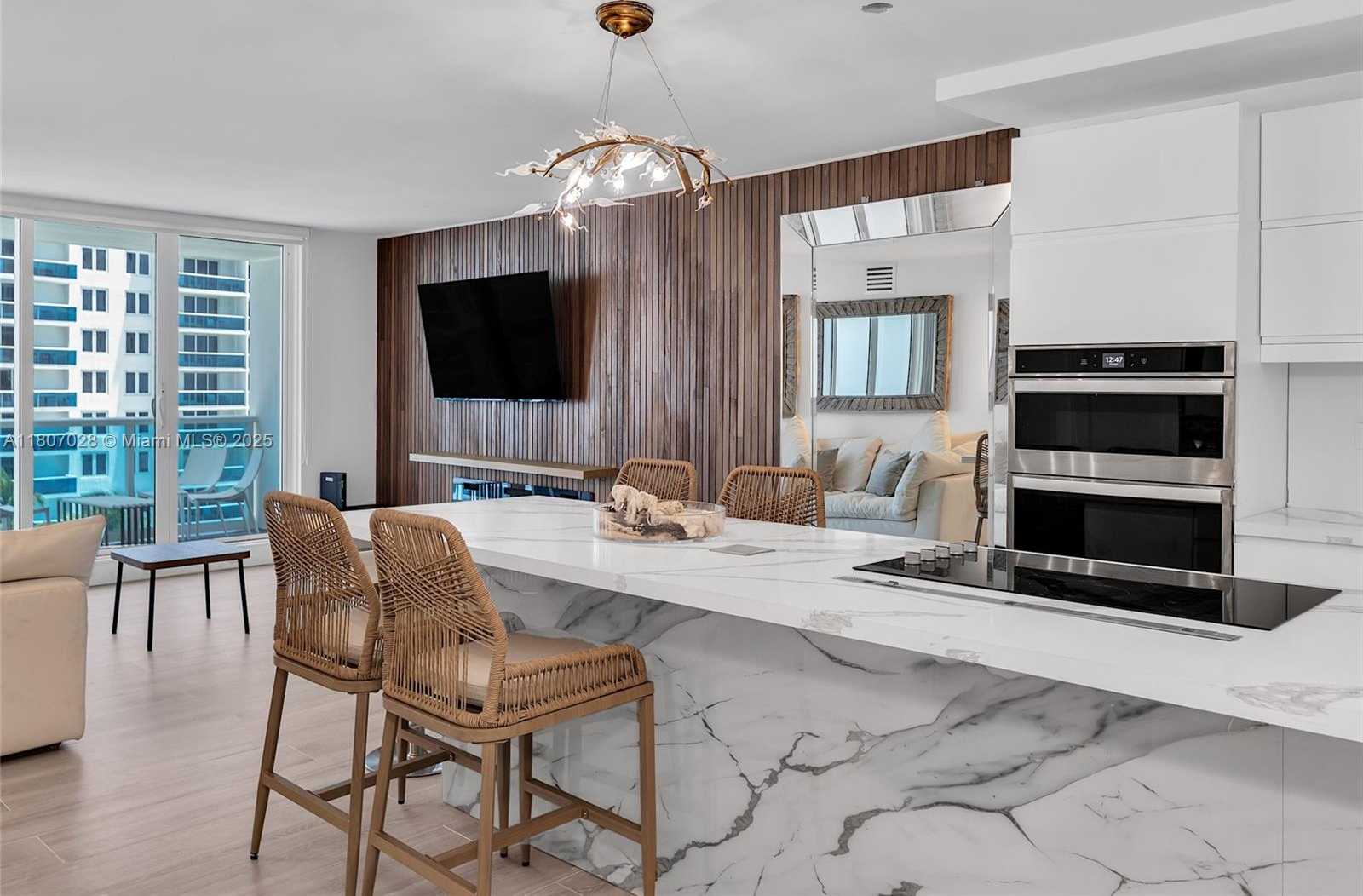 Small Image of 2301 COLLINS AVE #1019, Miami Beach Number 2