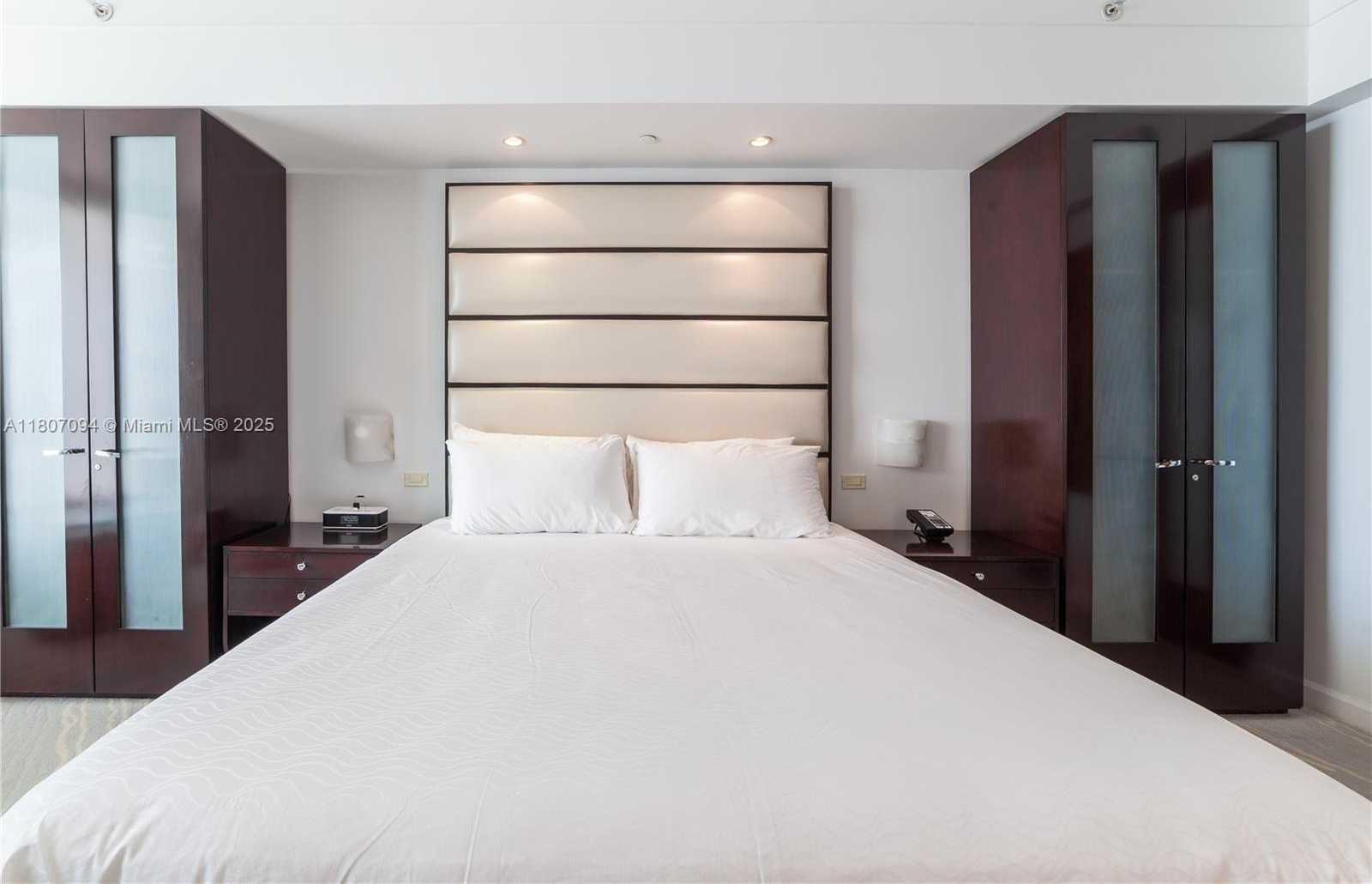 Small Image of 4391 COLLINS AVE #1914, Miami Beach Number 3