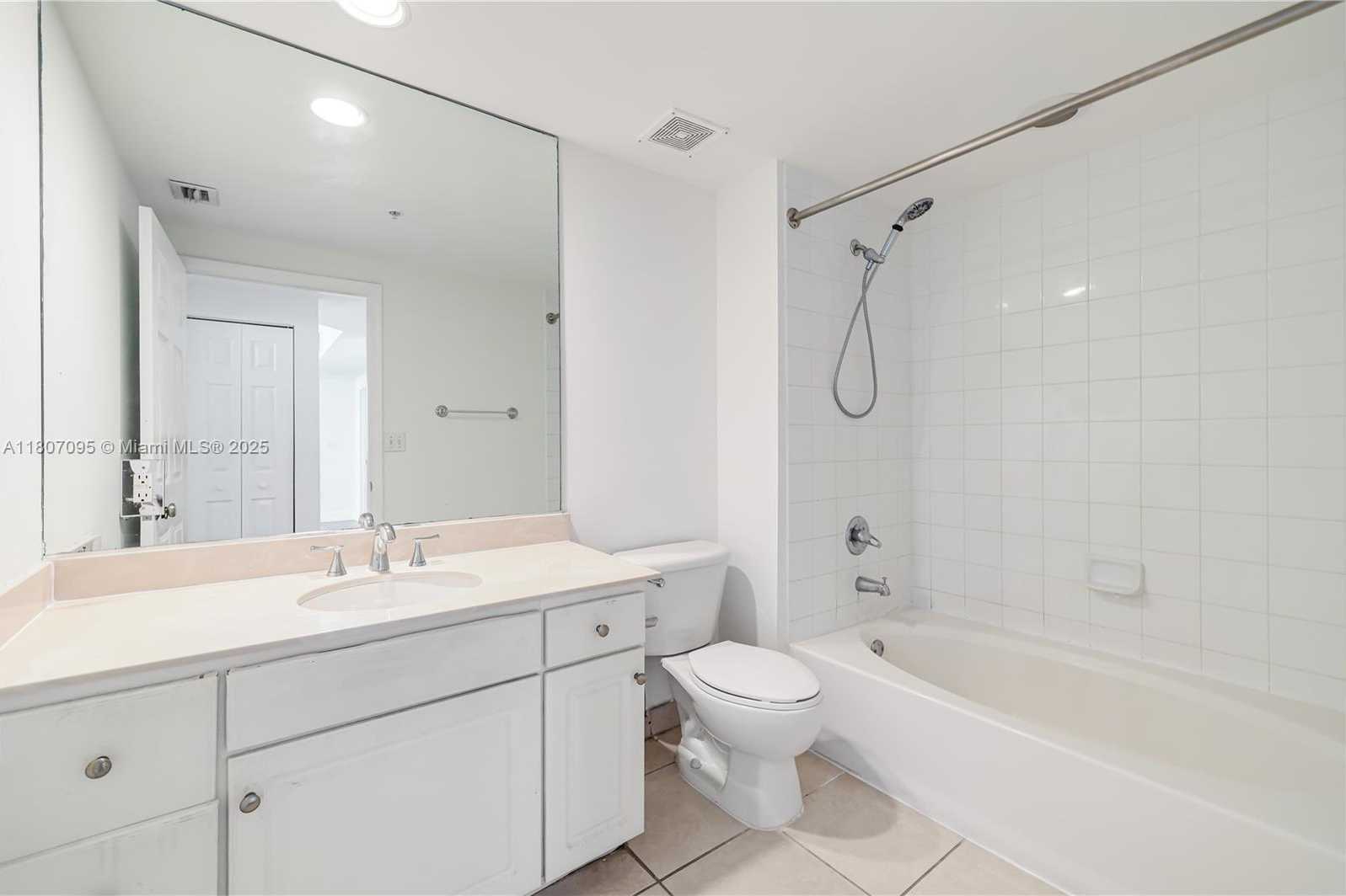Small Image of 2000 NORTH BAYSHORE DR #228, Miami Number 18