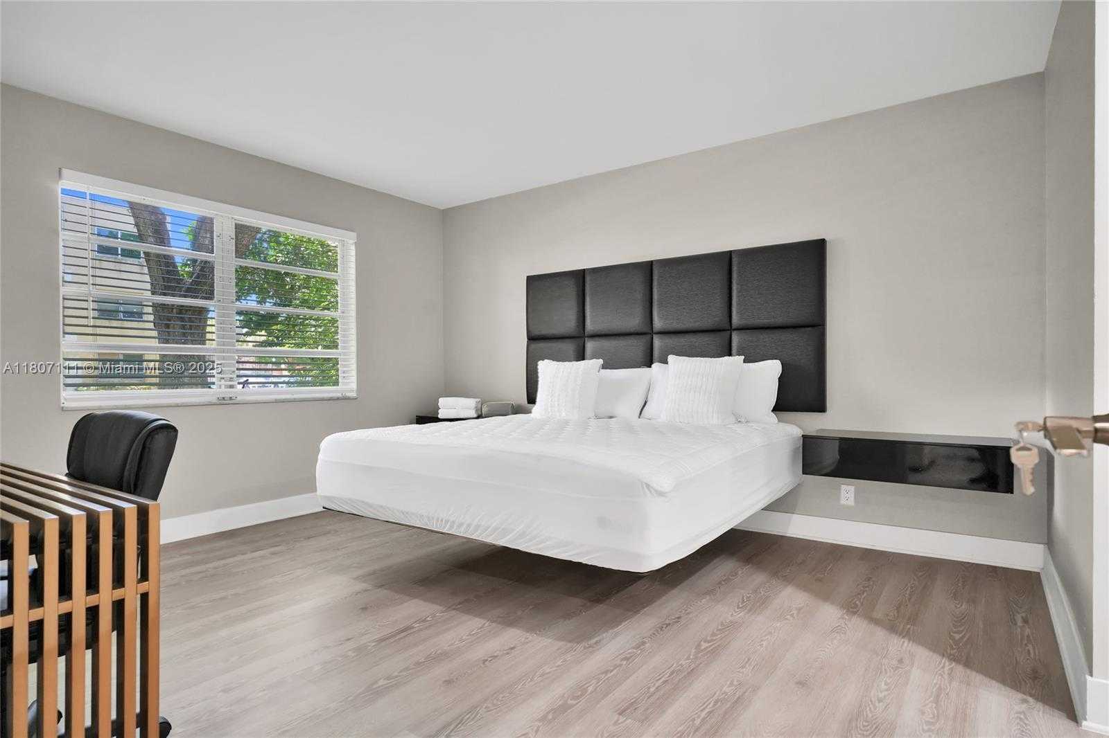 Small Image of 100 ASHBURY RD #103, Hollywood Number 11