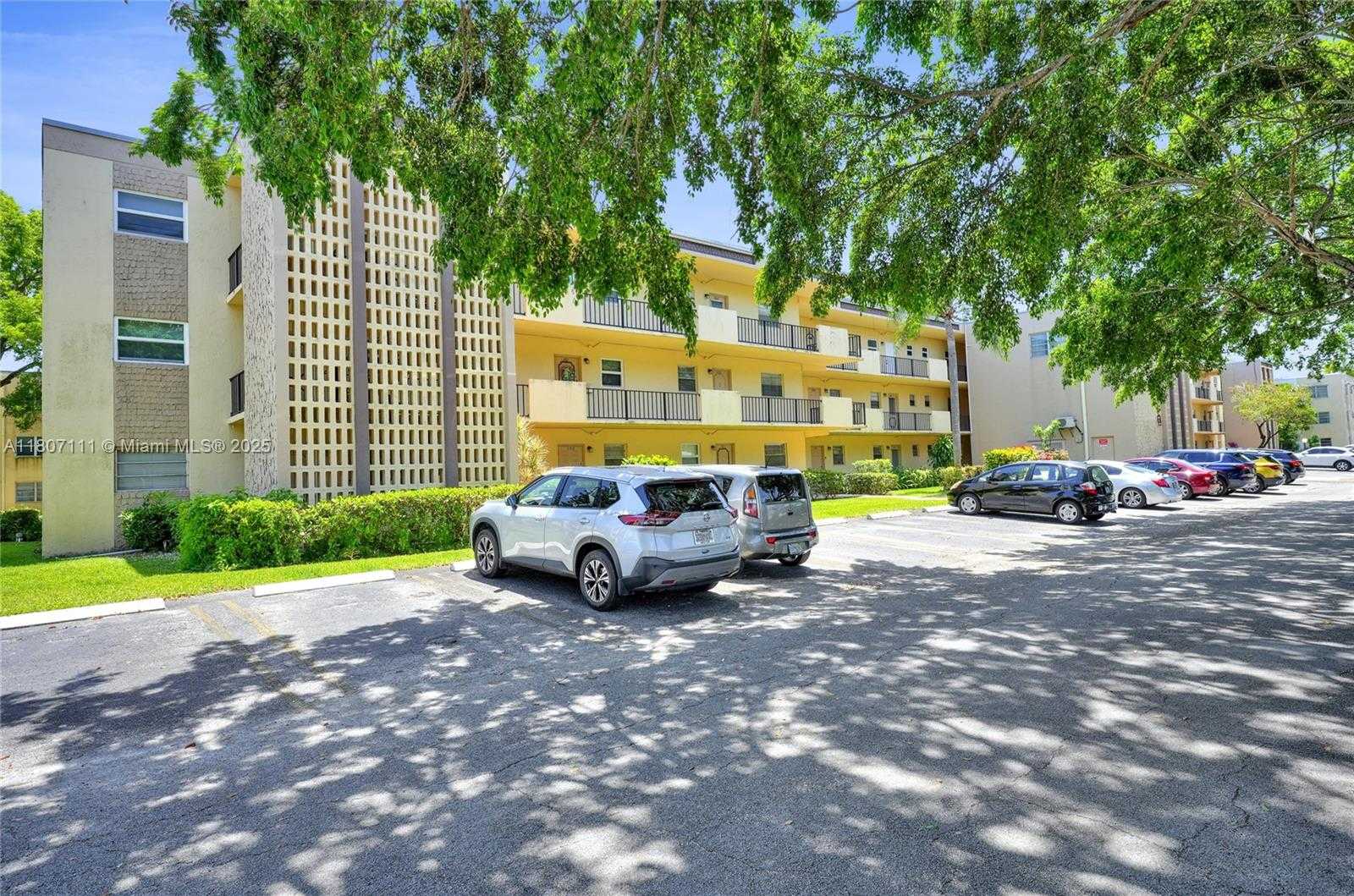 Small Image of 100 ASHBURY RD #103, Hollywood Number 2