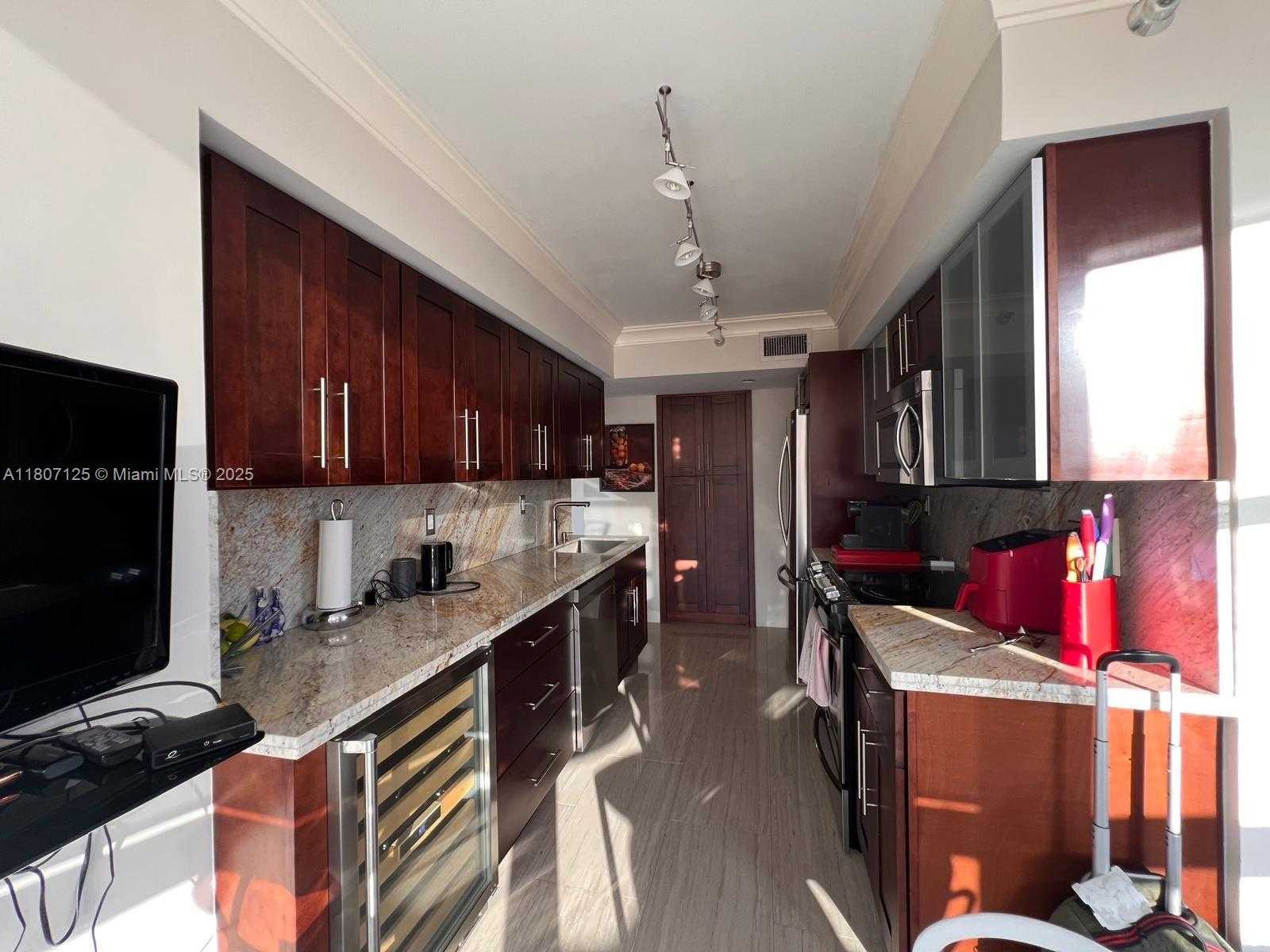 Small Image of 3530 #1605, Aventura Number 6