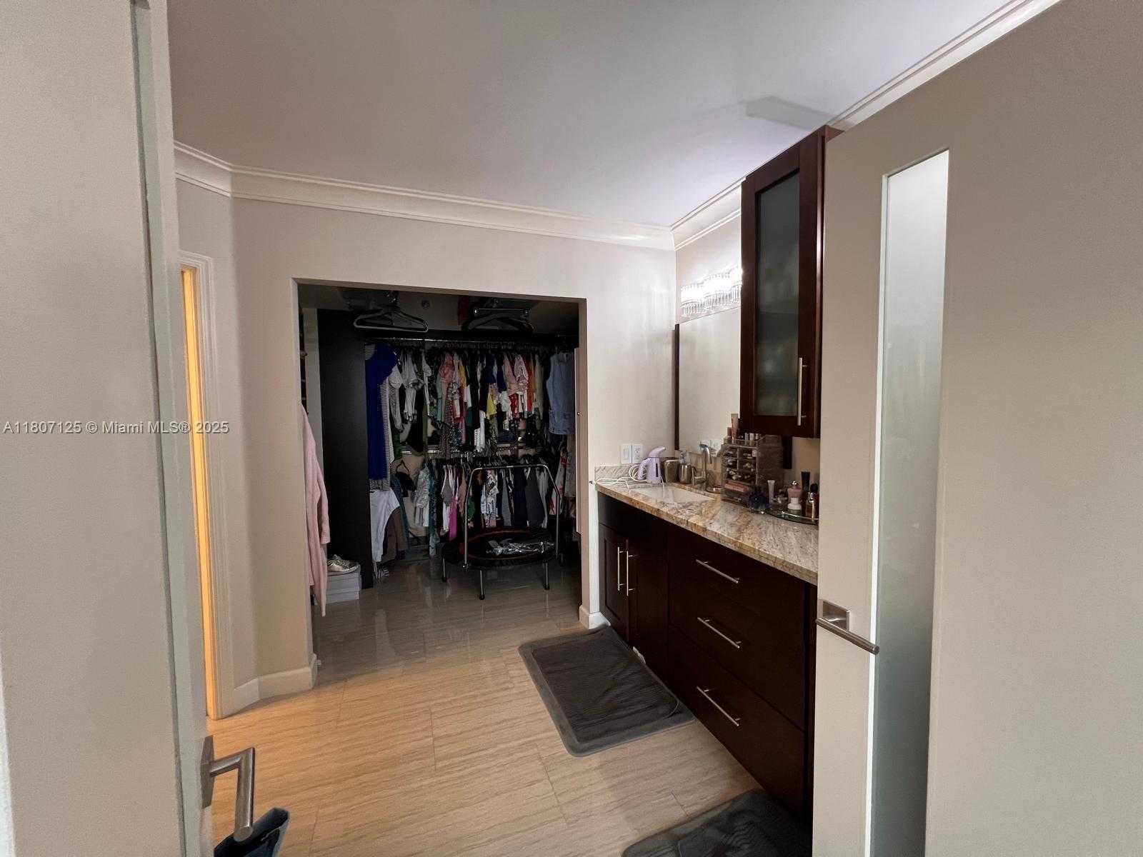 Small Image of 3530 #1605, Aventura Number 8