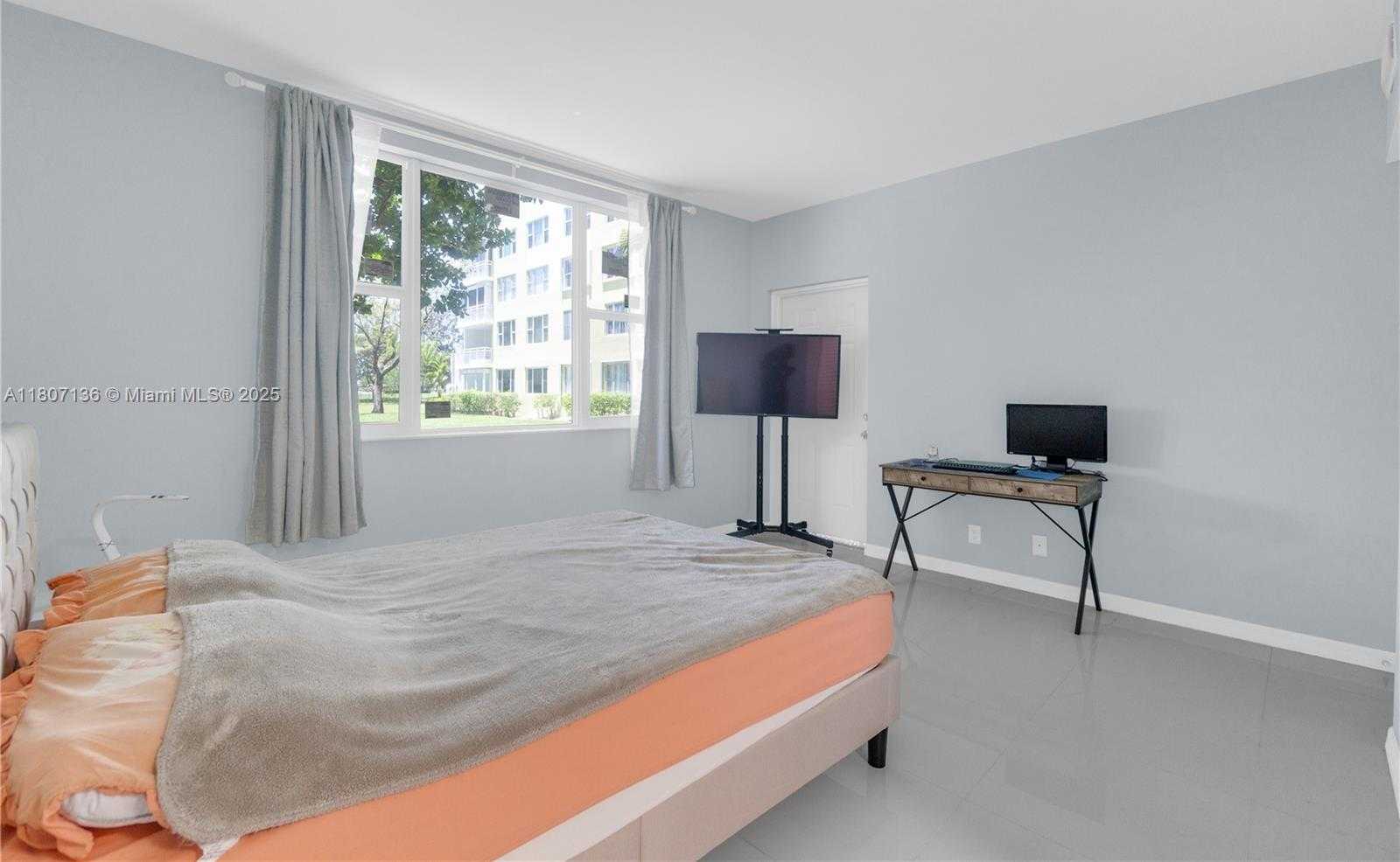 Small Image of 4400 HILLCREST DR #107A, Hollywood Number 20
