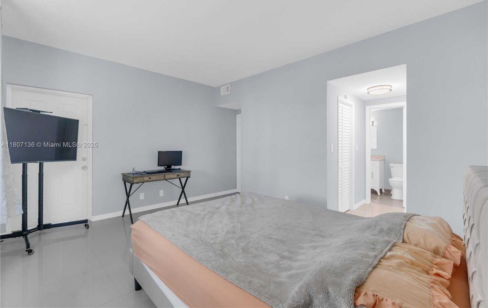 Small Image of 4400 HILLCREST DR #107A, Hollywood Number 21