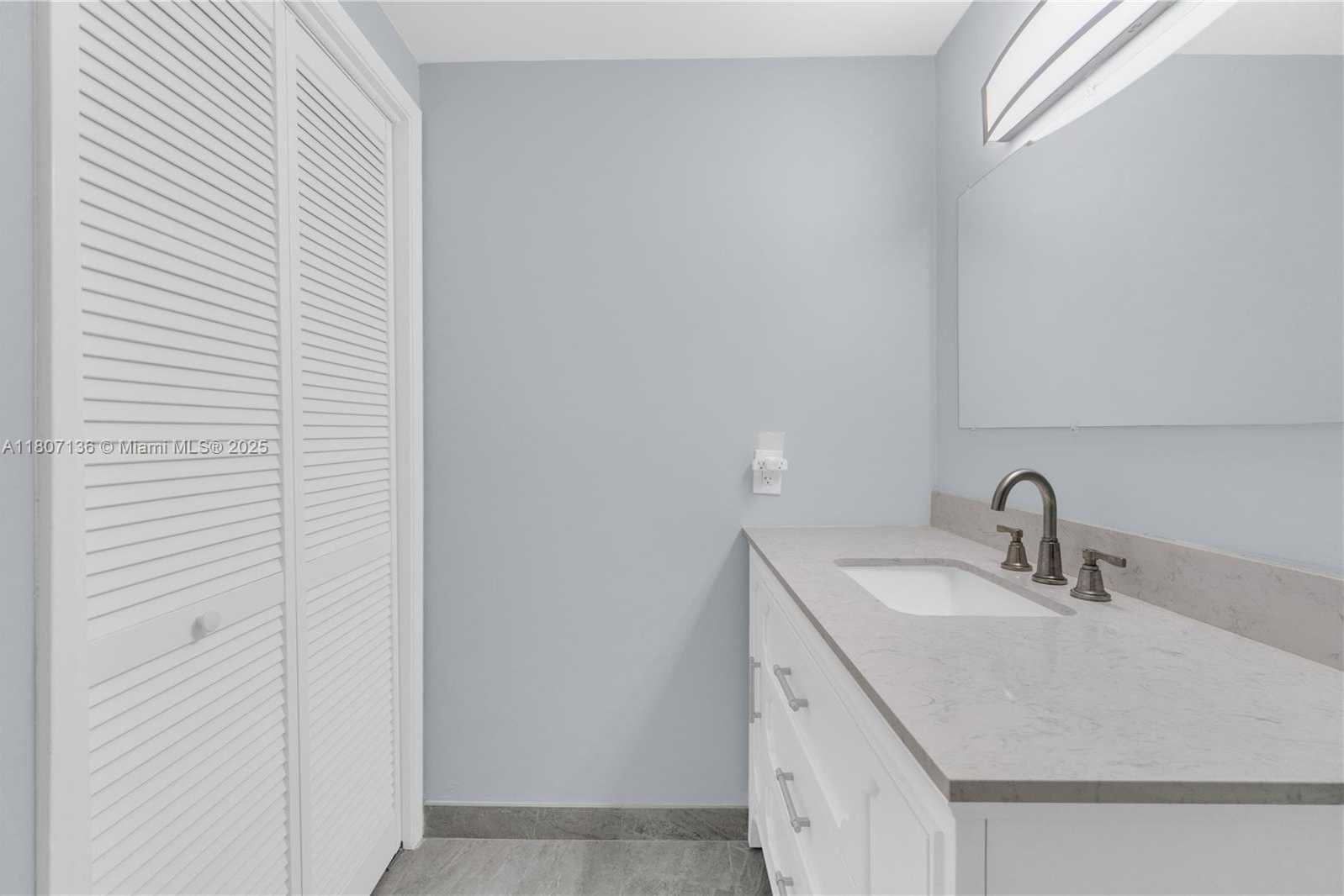Small Image of 4400 HILLCREST DR #107A, Hollywood Number 24