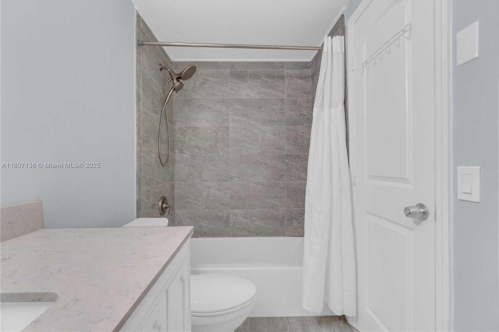 Small Image of 4400 HILLCREST DR #107A, Hollywood Number 25