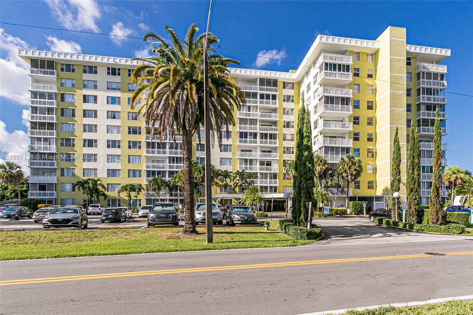 Small Image of 4400 HILLCREST DR #107A, Hollywood Number 29