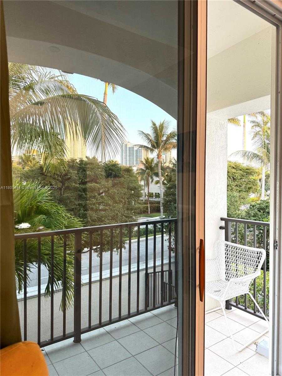 Small Image of 826 EAST SPINNAKER DR E, Hollywood Number 3