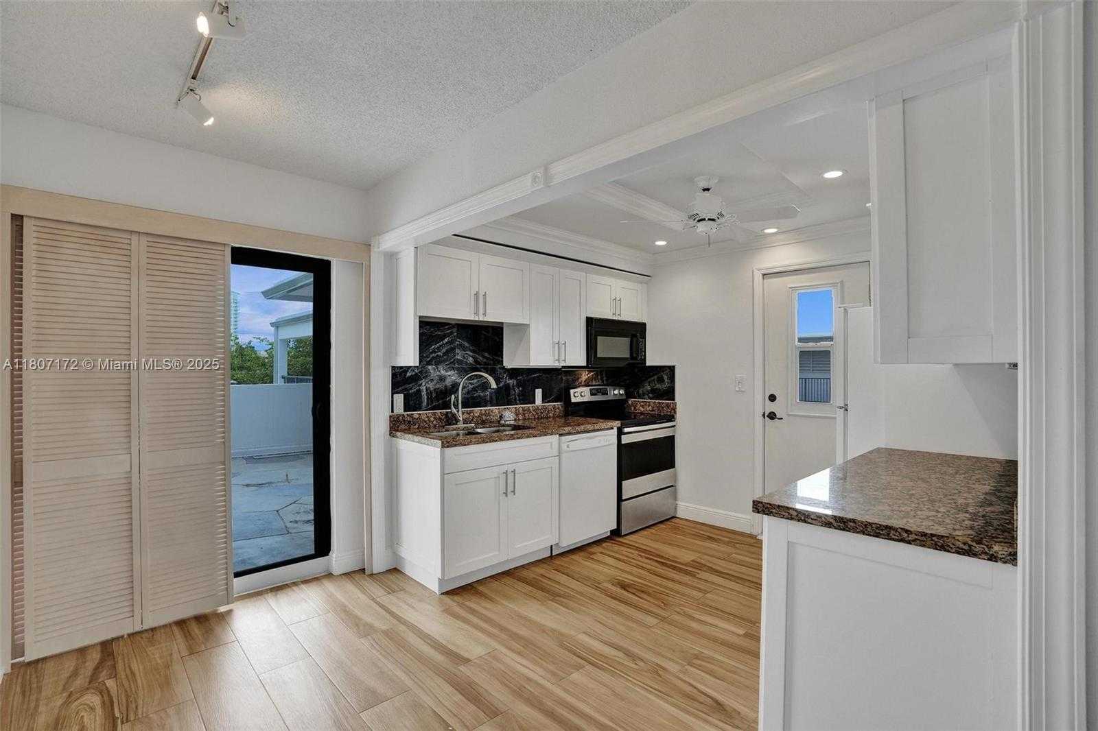 Small Image of 2924 DAY AVE #PH4N, Coconut Grove Number 7