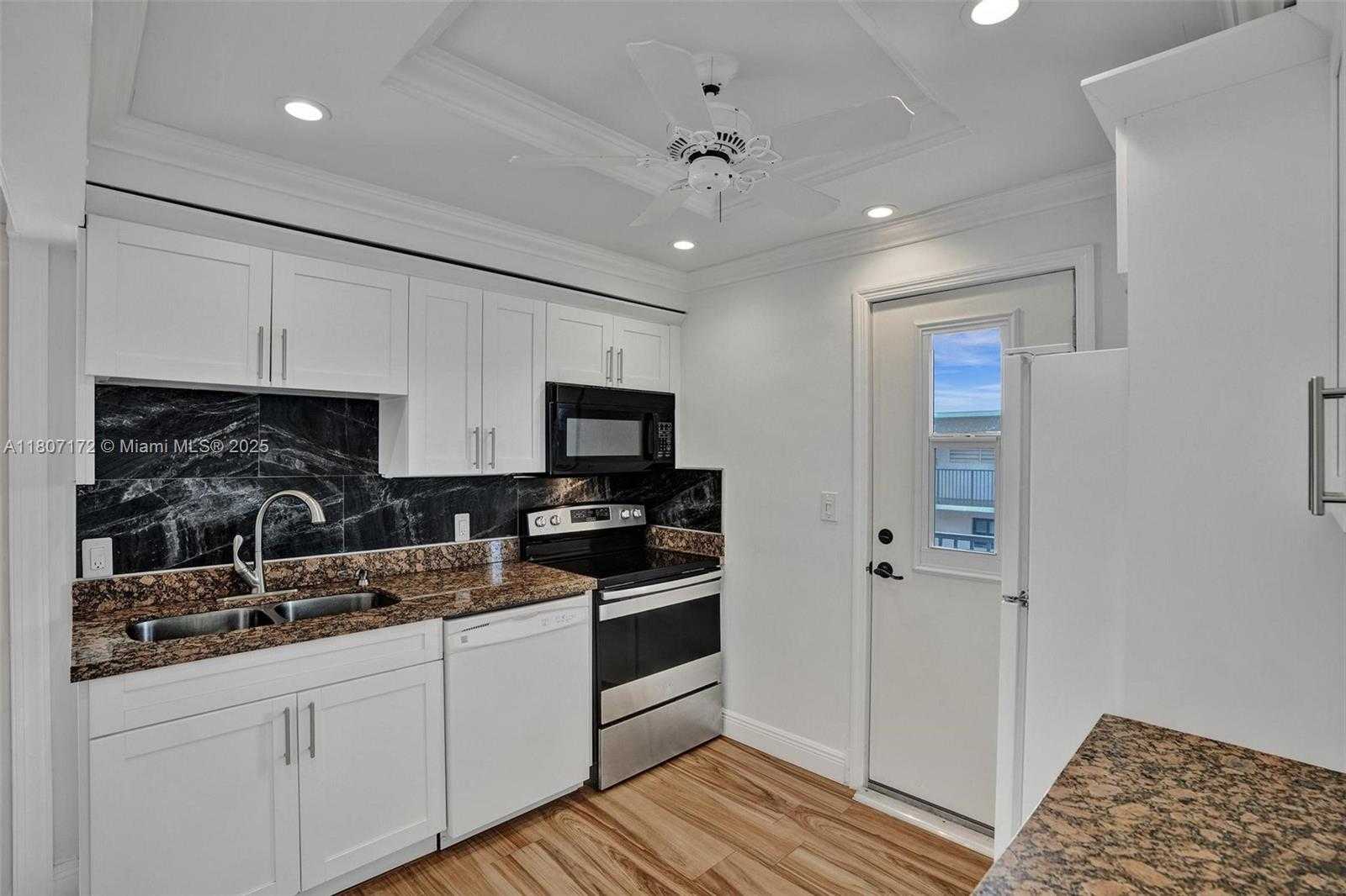 Small Image of 2924 DAY AVE #PH4N, Coconut Grove Number 8