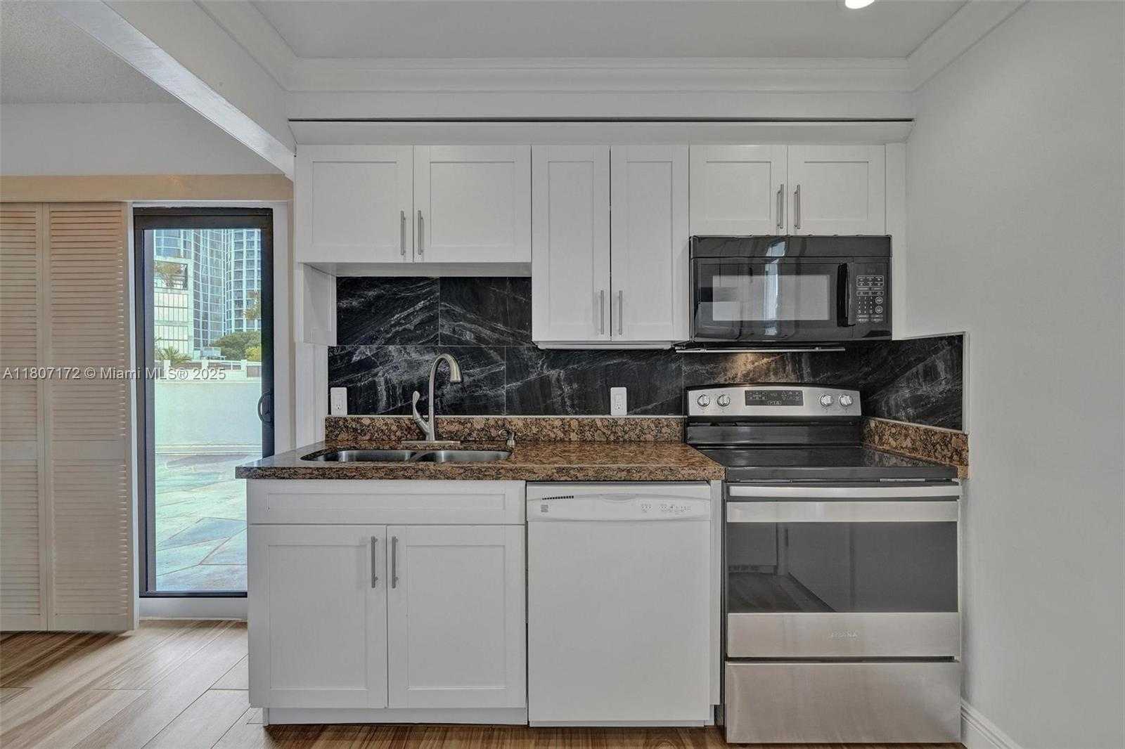 Small Image of 2924 DAY AVE #PH4N, Coconut Grove Number 9