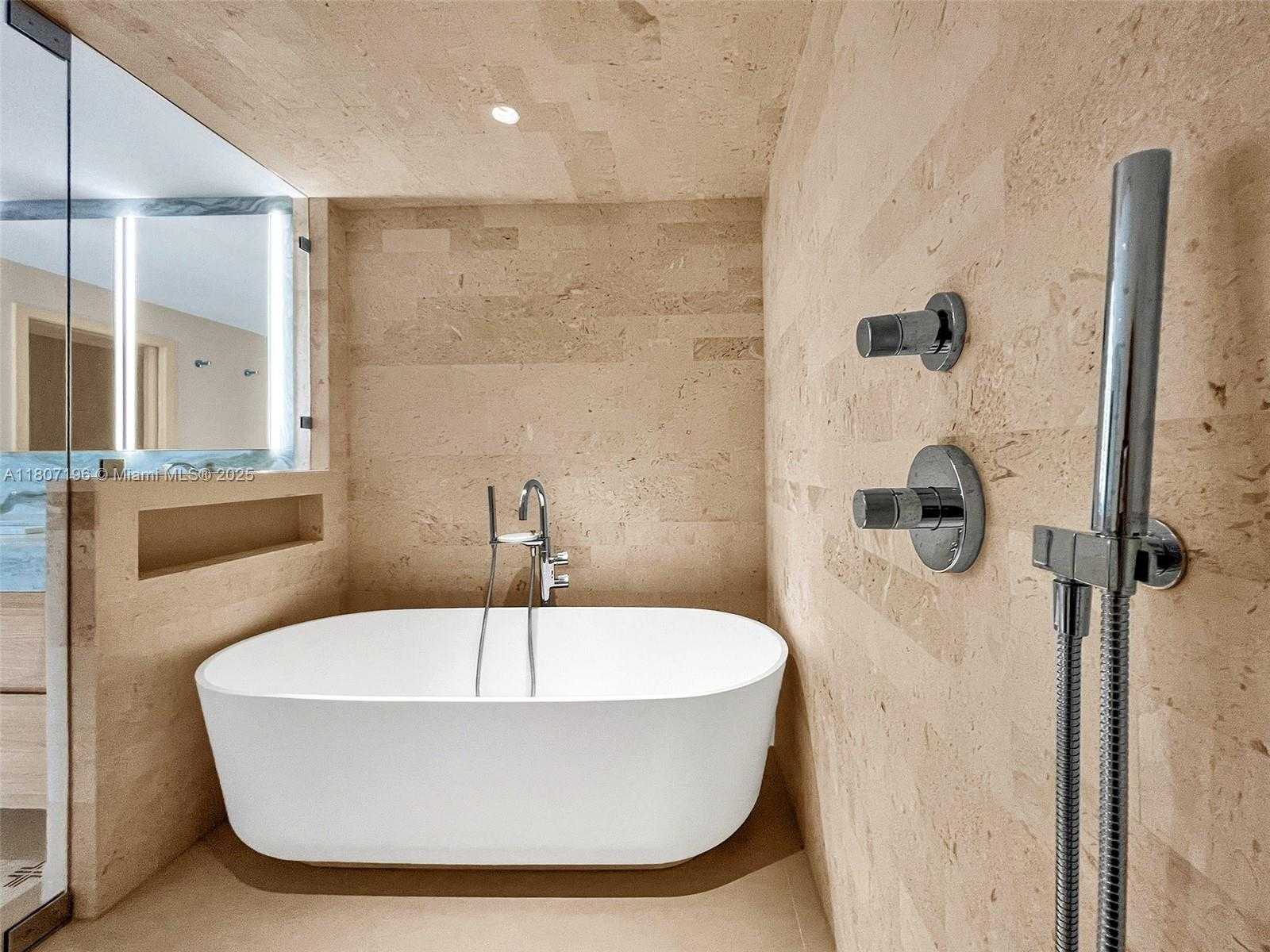 Small Image of 5600 COLLINS AVE #PH C, Miami Beach Number 12
