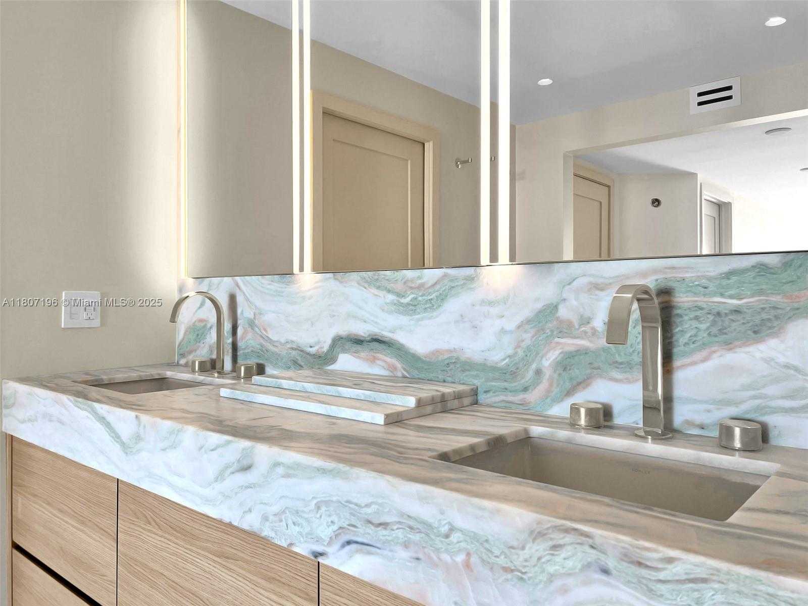 Small Image of 5600 COLLINS AVE #PH C, Miami Beach Number 14