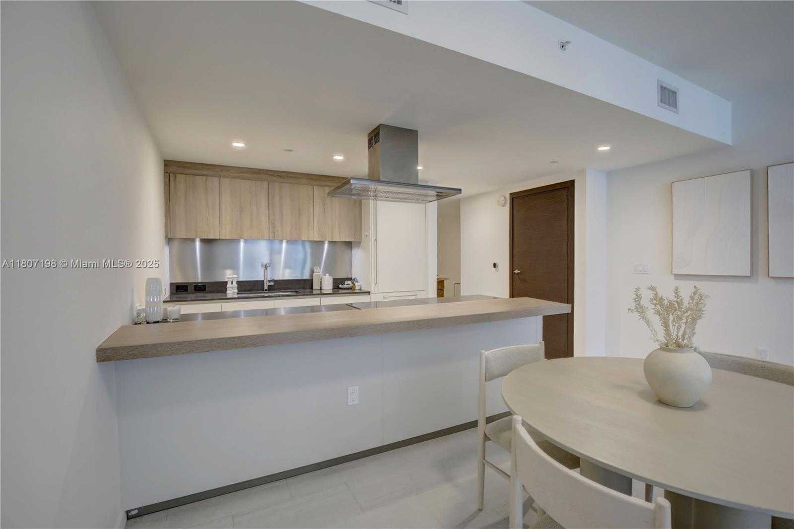 Small Image of 1000 BRICKELL PLZ #2705, Miami Number 16