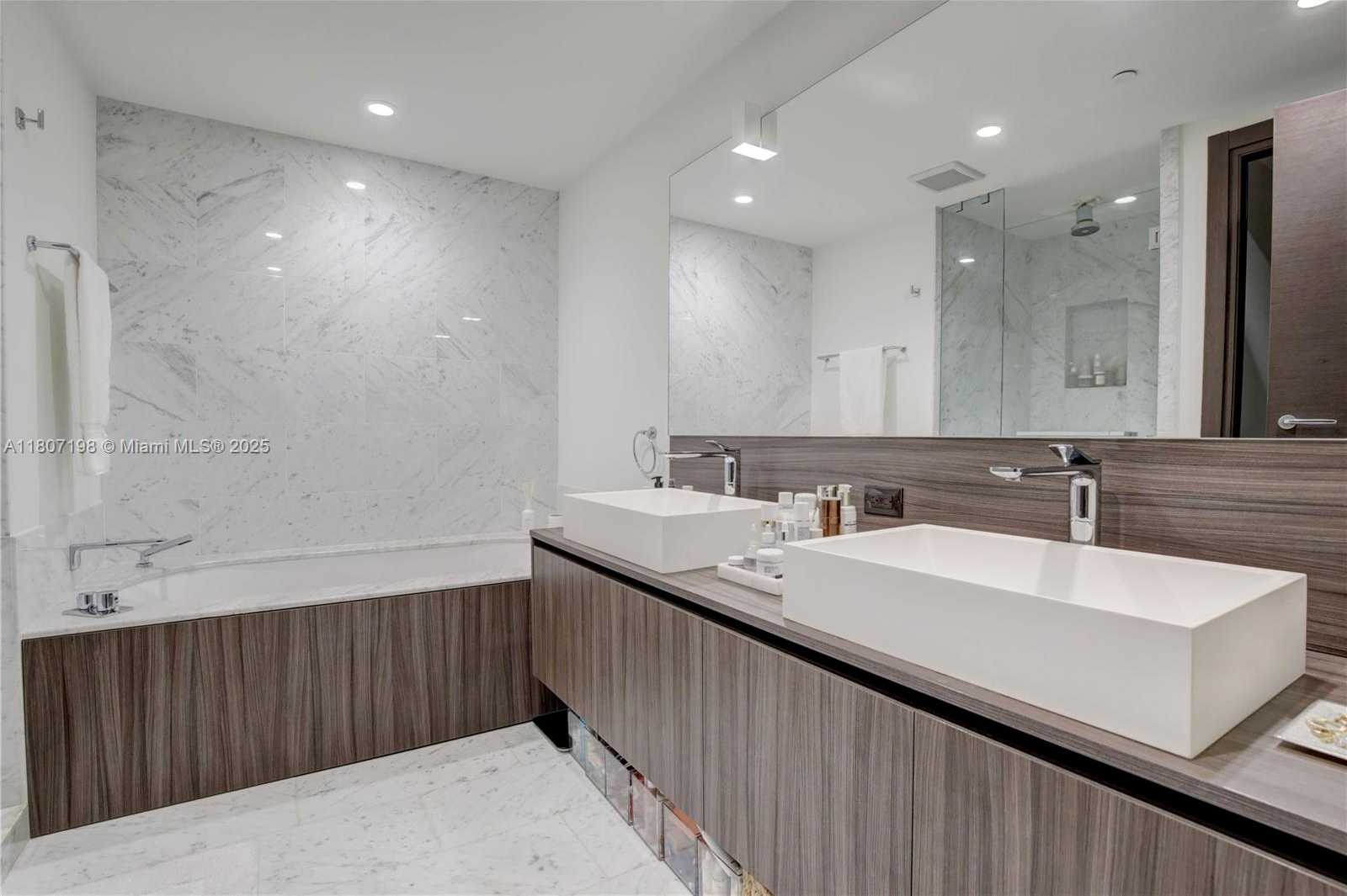 Small Image of 1000 BRICKELL PLZ #2705, Miami Number 27