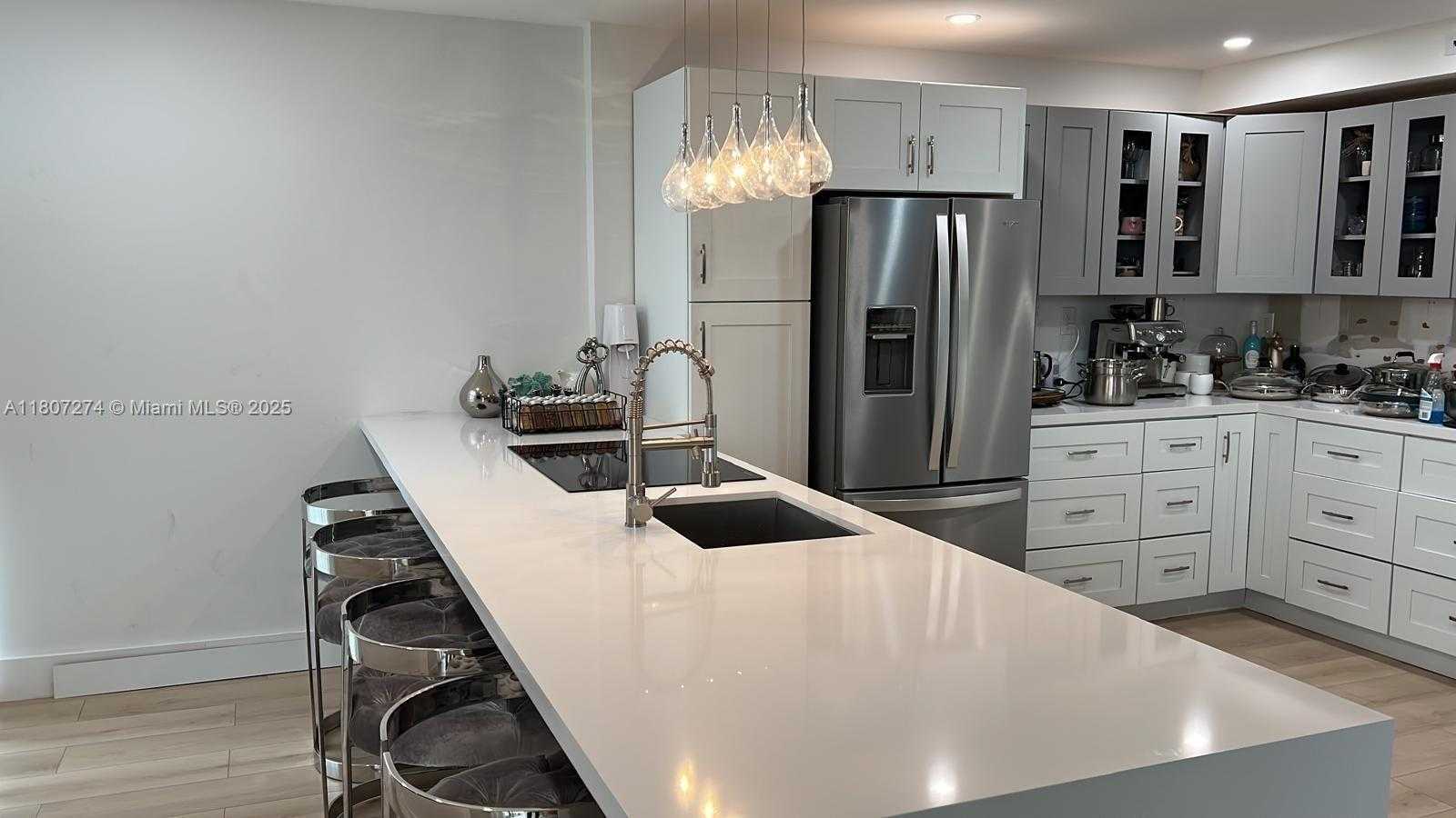 Small Image of 20335 #1801, Aventura Number 6